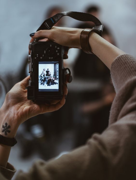 Free Photographer captures a group picture with DSLR indoors in Munich, Germany. Stock Photo
