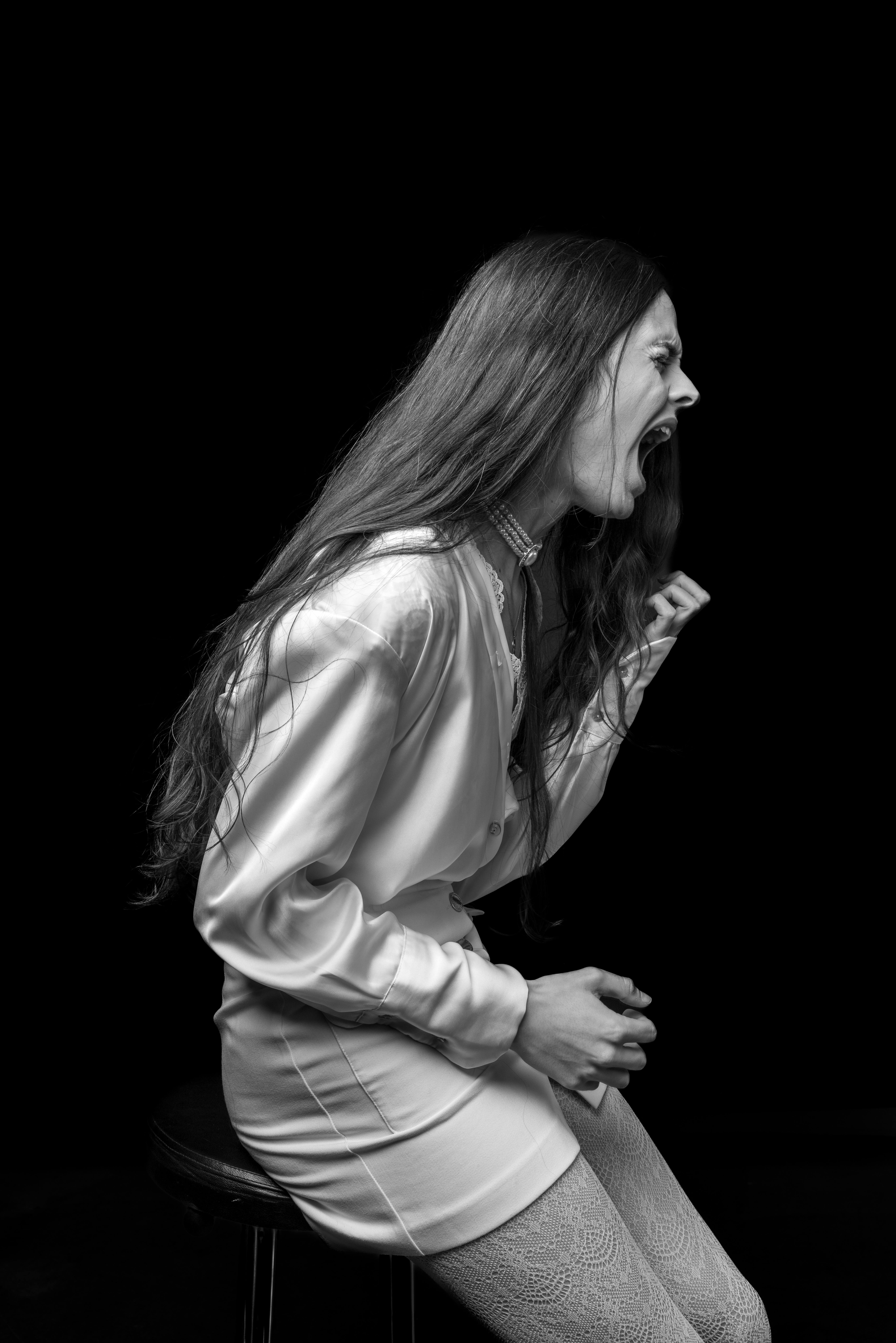 Miễn phí Chân dung đen trắng đầy cảm xúc của một người phụ nữ đang thể hiện sự tức giận dữ dội. Ảnh lưu trữ