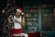 圣诞节期间，圣诞老人在图书馆里熨烫衣服