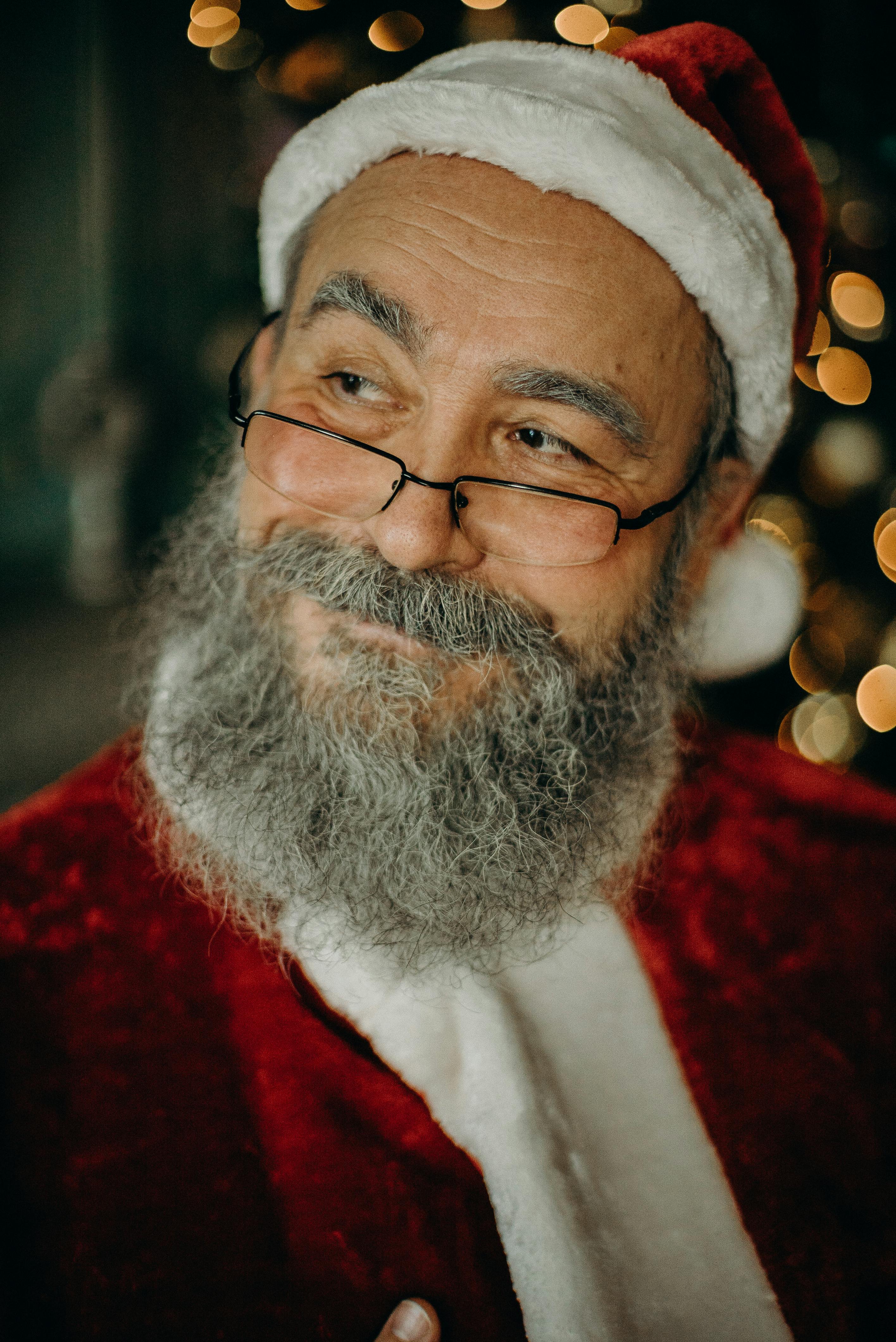 Man in a Santa Claus costume. | Photo: Pexels