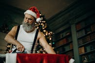 圣诞老人在节日的图书馆里熨烫衣服，象征着节日的准备