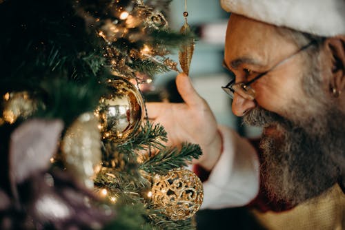 Homem Olhando Para Bauble Dourado