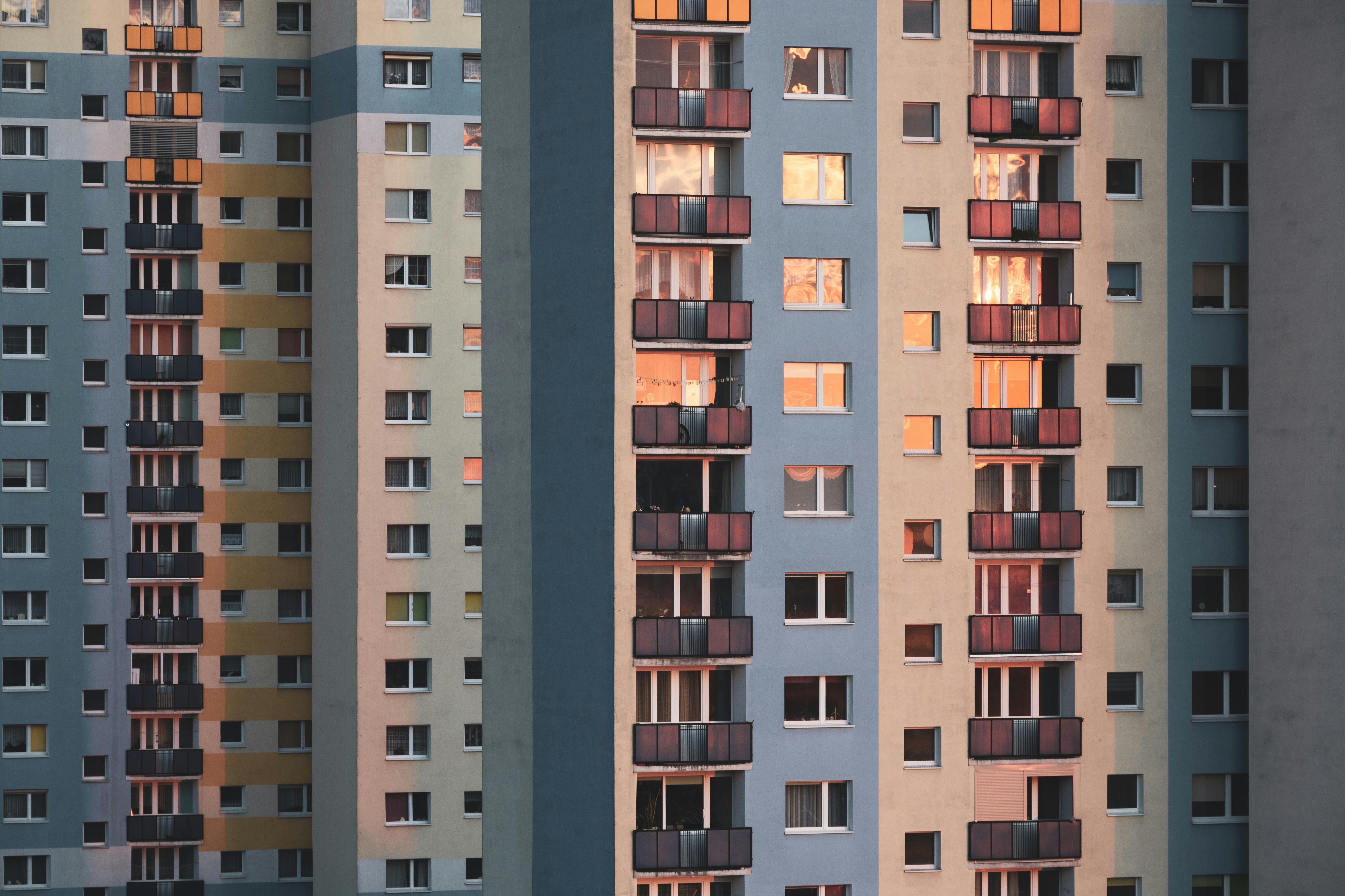 Základová fotografie zdarma na téma apartmány, architektura, balkon, budova