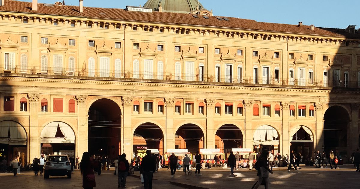 Piazza Maggiore din Bologna într-o zi însorită cu palate medievale