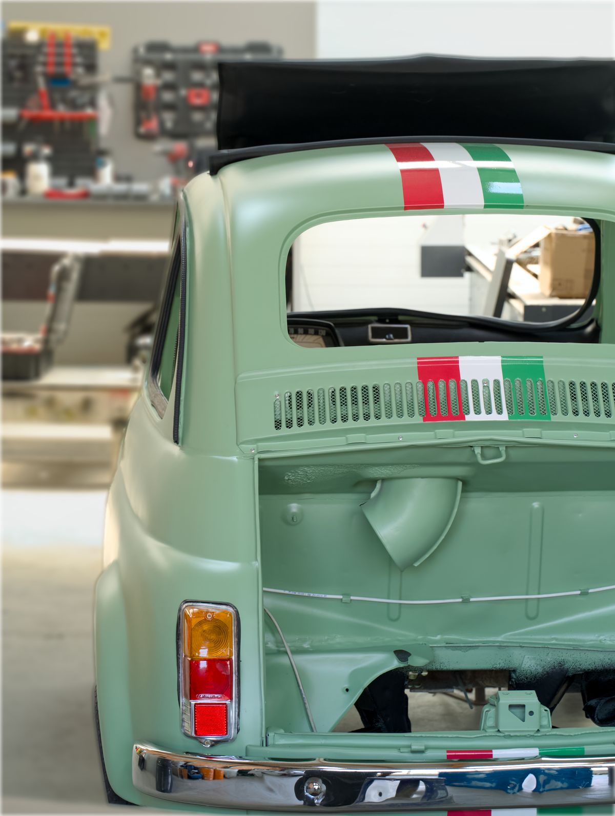 Restauration d'une voiture de collection en atelier