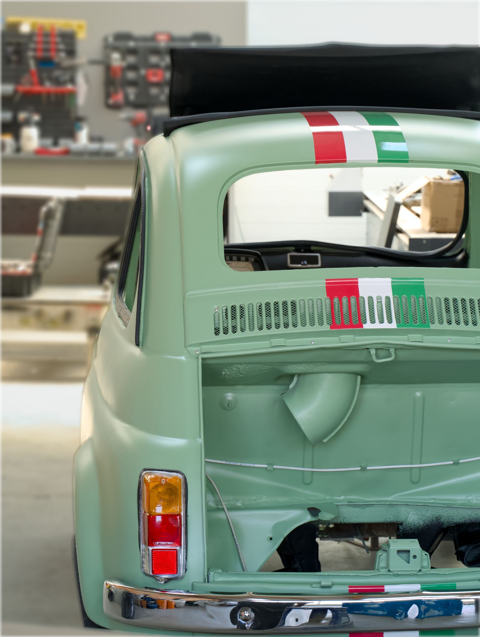 Restauro di un'auto classica in officina