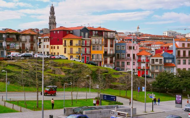 Photo: Davide Comunian on Pexels Vibrant streetscape of Porto, displaying colorful facades and iconic Torre dos Clérigos.