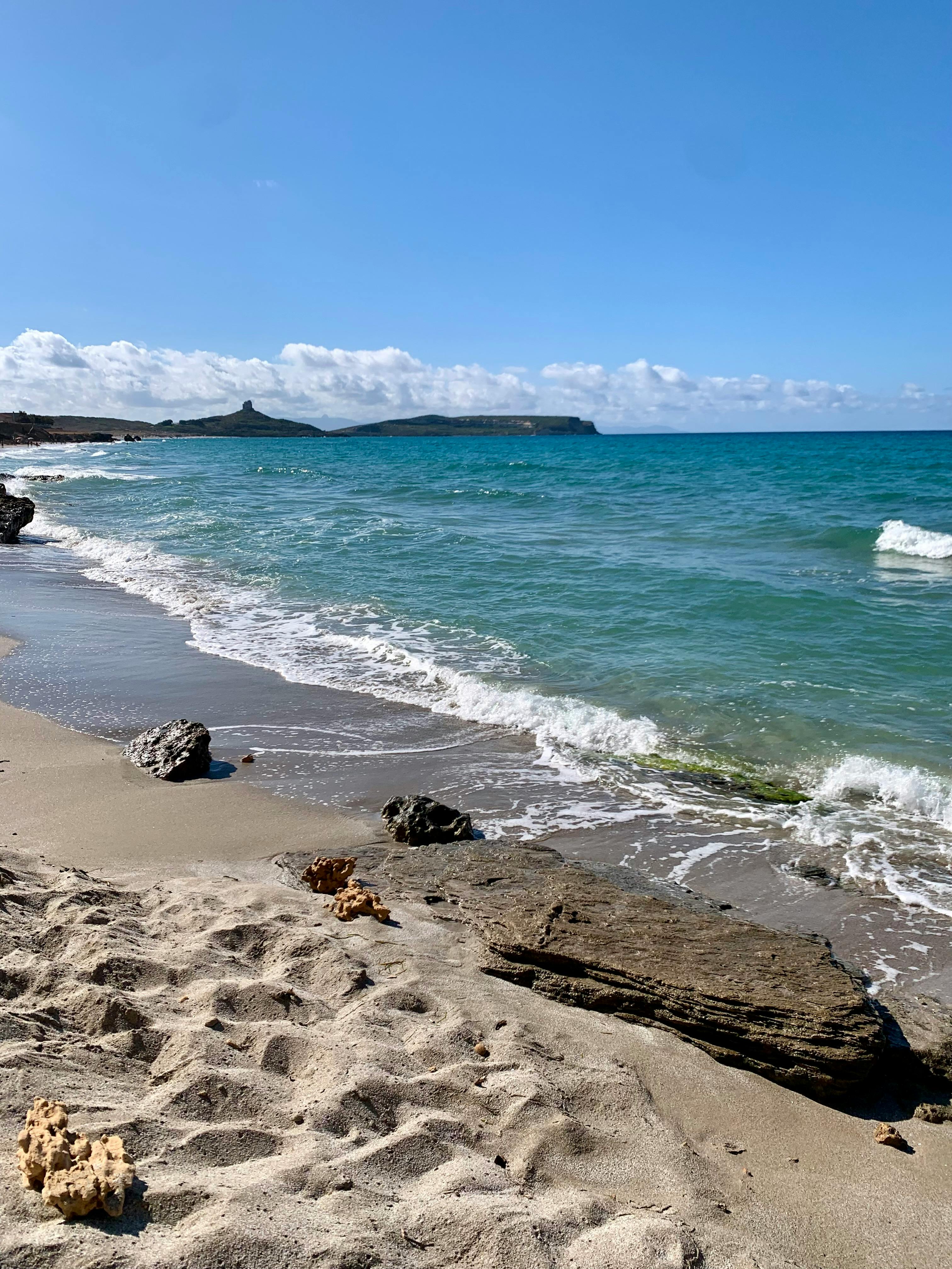 Sardynia: Szmaragdowy Raj Plaż i Dzika Przyroda - Ilustracja do artykułu