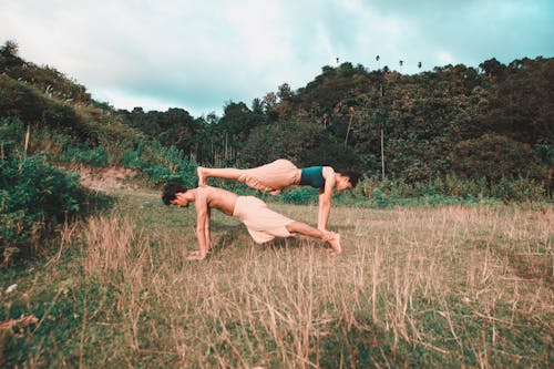 Kostnadsfria Kostnadsfri bild av akro yoga, avslappning, balans Stock foto