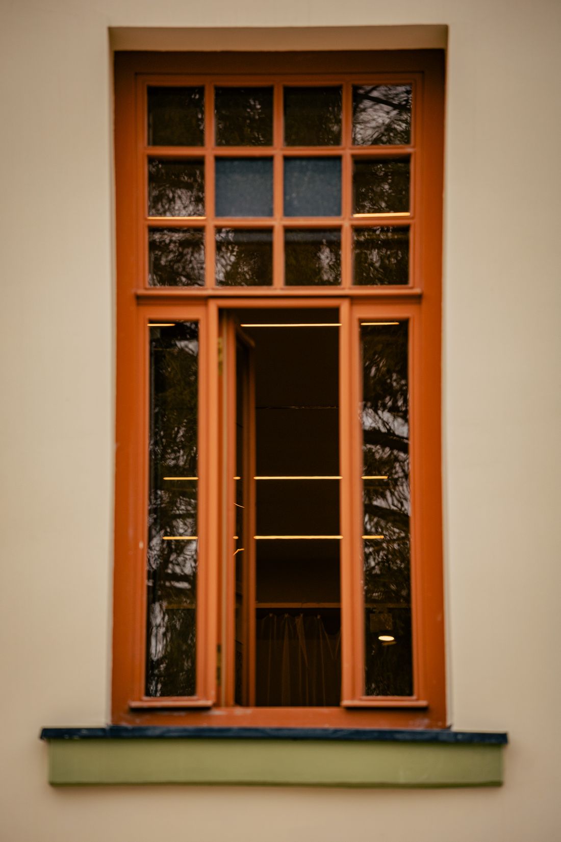 Ventana exterior con marco arquitectónico de madera