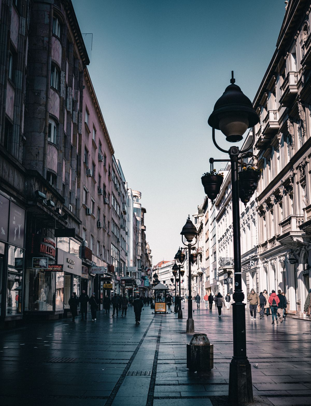 Belgrad - stradă animată cu terase în centrul vechi
