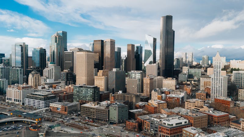 Vue aérienne saisissante de la skyline de Seattle avec de hauts gratte-ciels