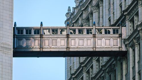 Free Elegant skybridge connecting historic buildings in Chicago. Stock Photo