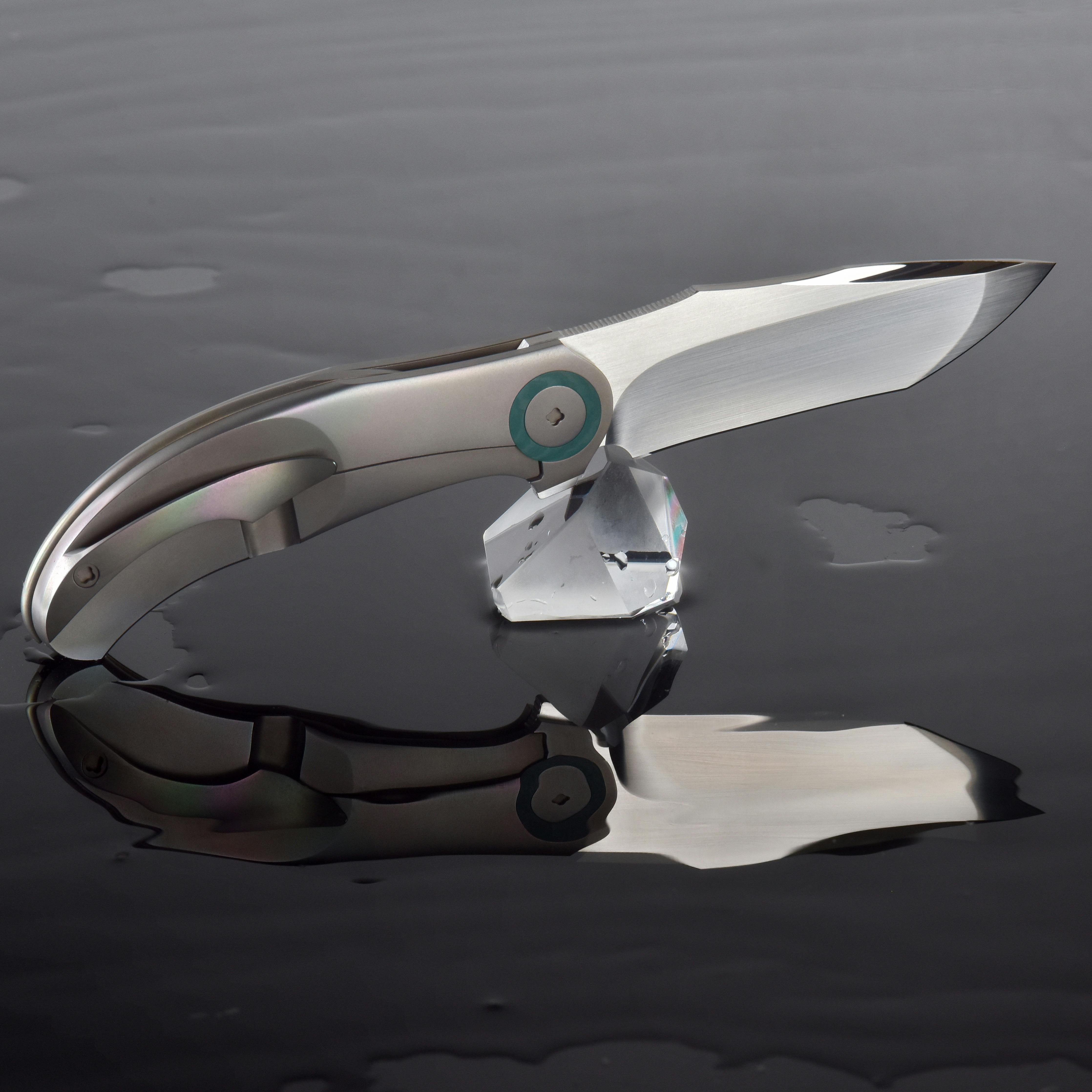 De franc Un ganivet modern i elegant descansa sobre l'aigua amb un reflex sorprenent, que mostra elegància i precisió. Foto d'estoc