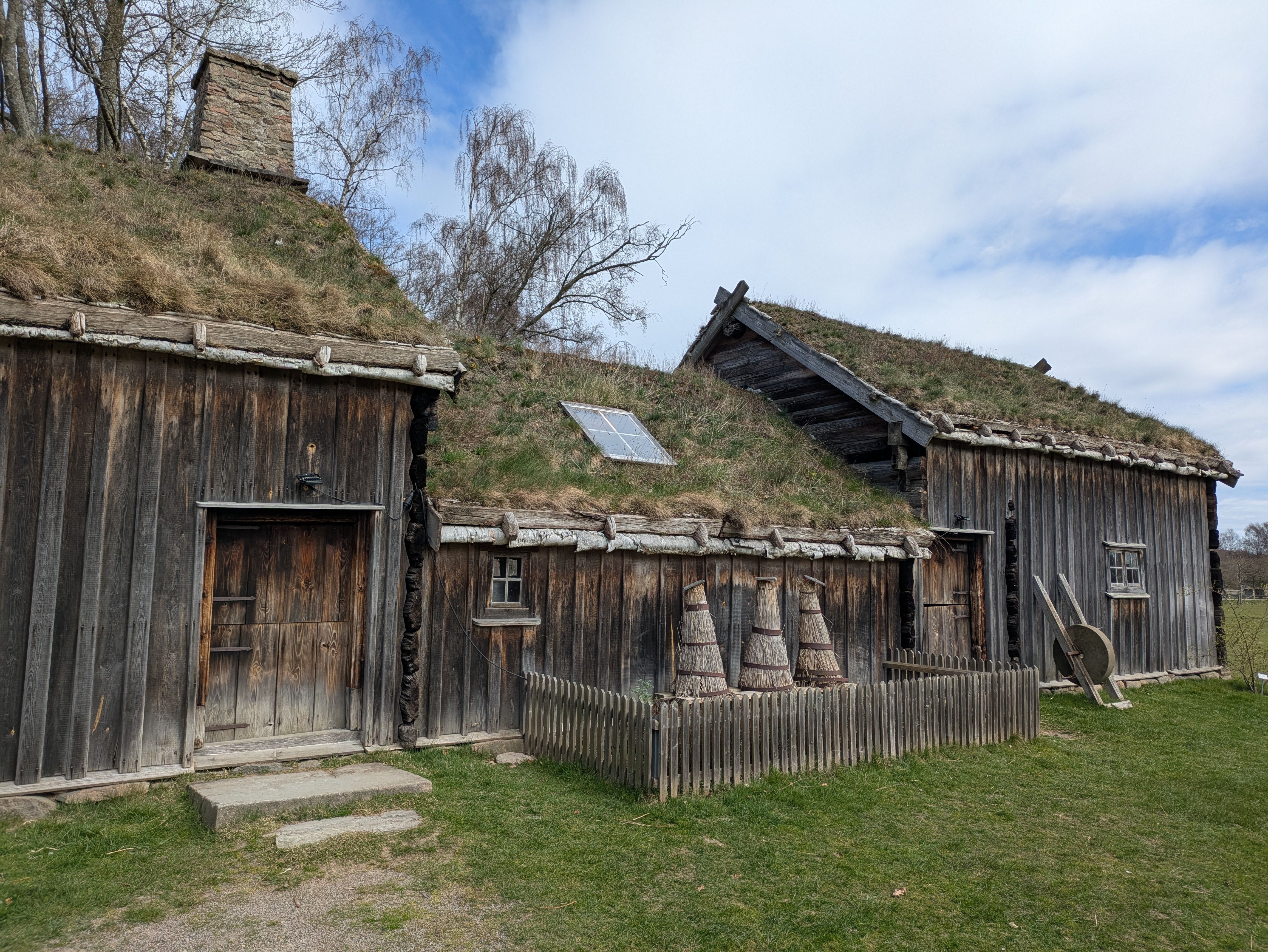 Cabaña de Madera con Techo de Hierba en el Campo · Foto de stock gratuita