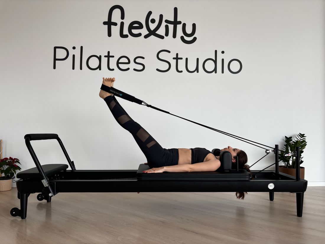 Reformer Pilates seansında kontrollü hareket yapan danışan