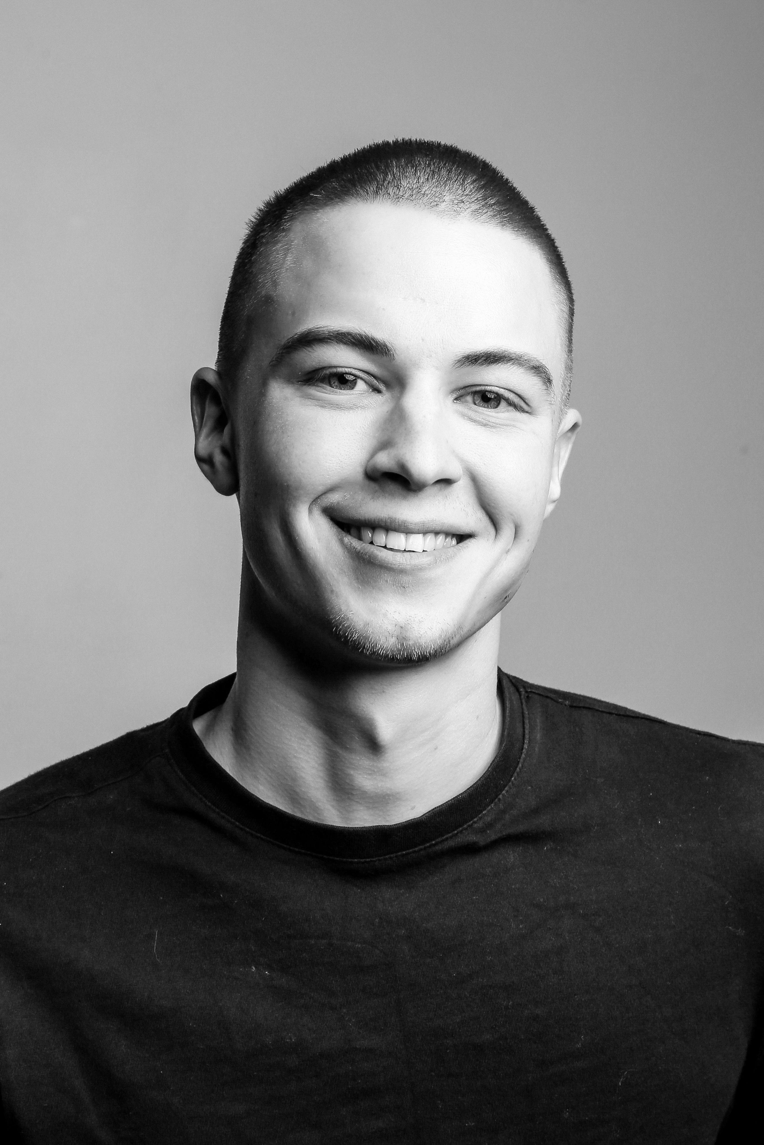 grátis Retrato em preto e branco de um homem adulto sorrindo, fotografado em Berlim. Foto profissional