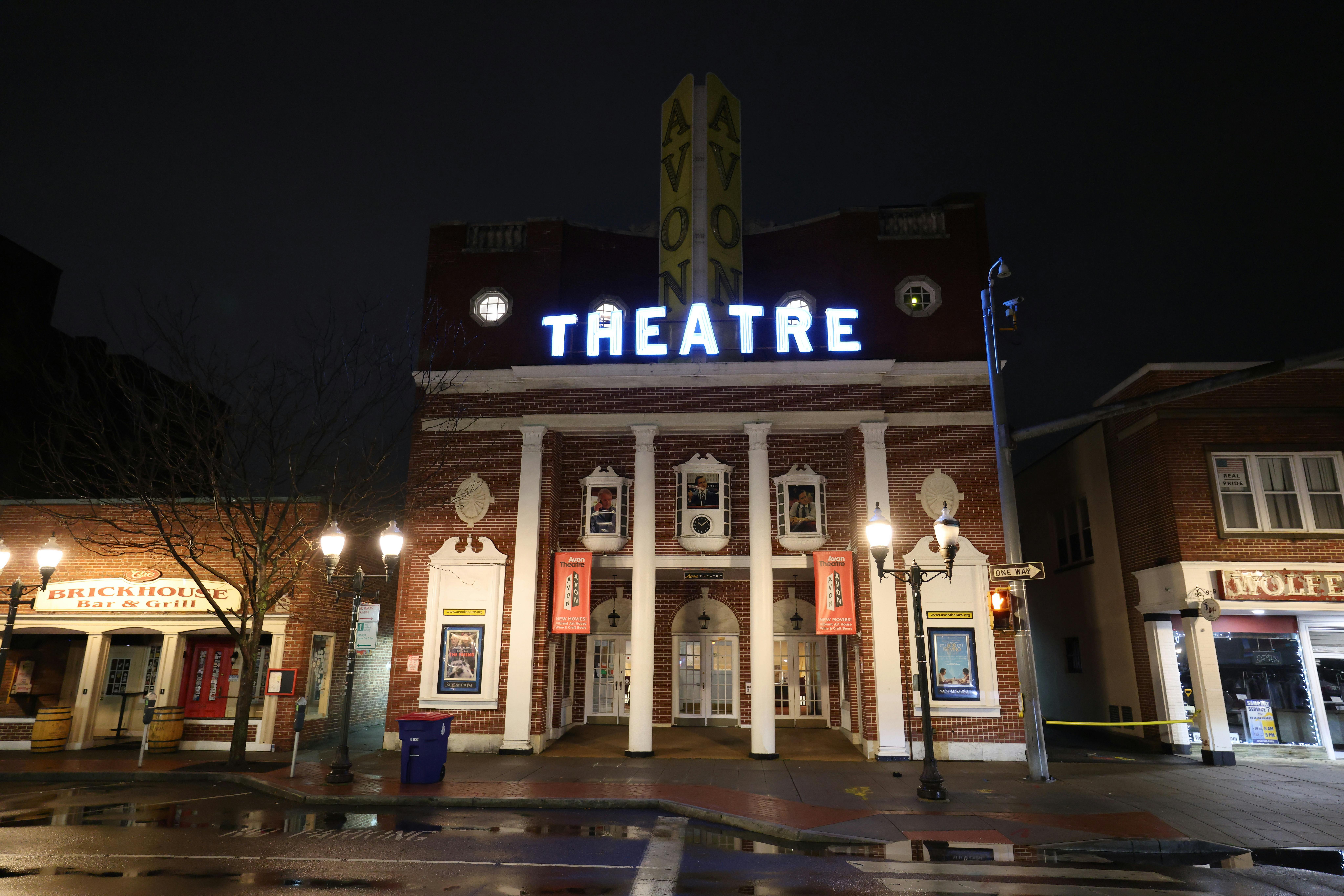 Gratis Vista notturna dell'iconico Avon Theatre di Stamford, Connecticut, splendidamente illuminato. Foto a disposizione