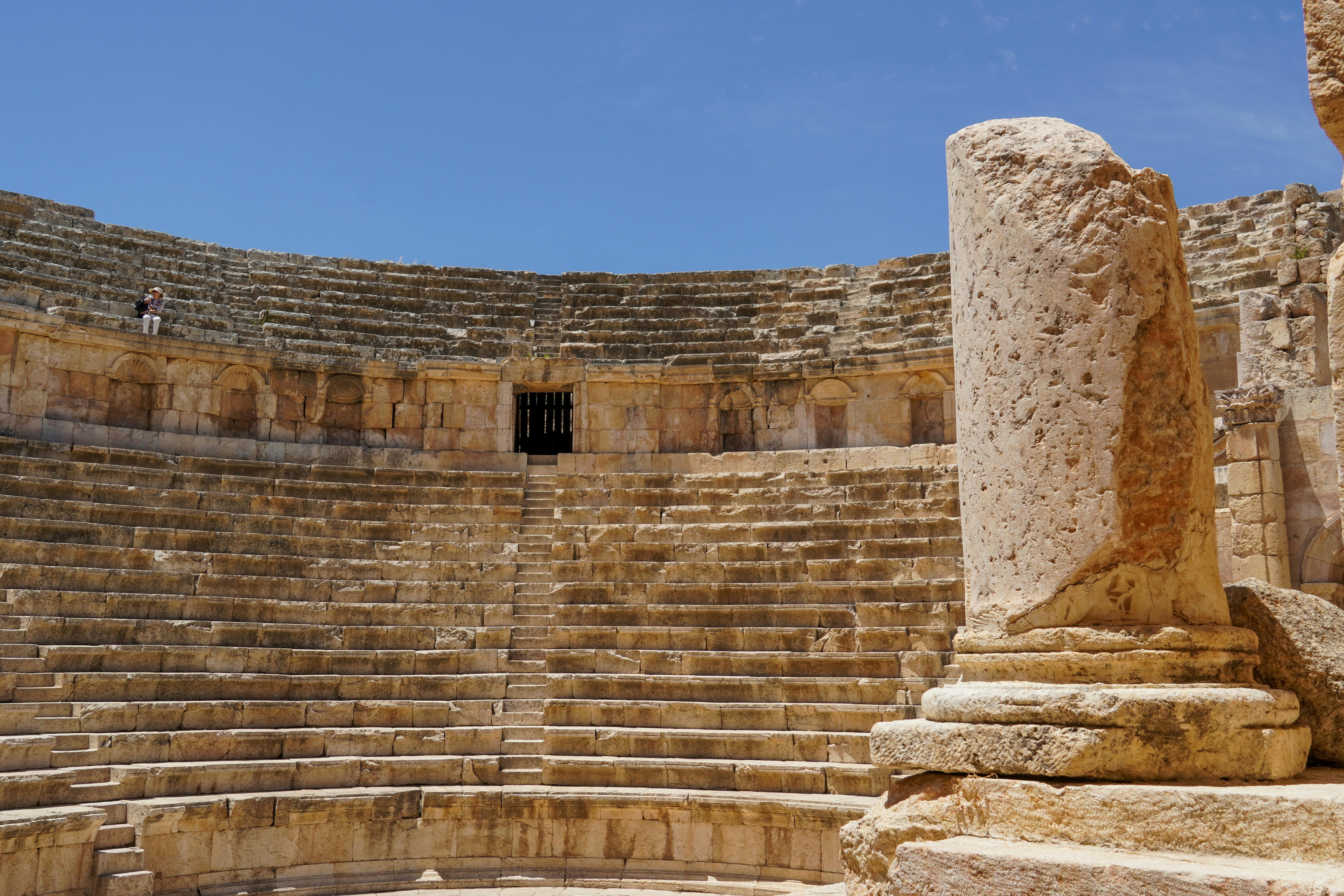 Gratis Explora el antiguo anfiteatro romano de Jerash, un impresionante sitio arqueológico en Jordania. Foto de stock