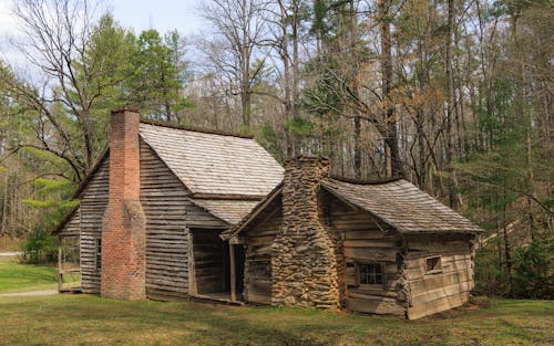 Cozy Cabin Stays in U.S. to Escape the Fall Chill
