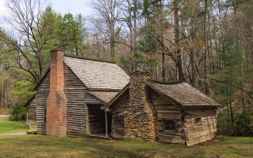 Free Charming historic wooden cabin nestled in the lush forest of Tennessee, showcasing rustic architecture. Stock Photo