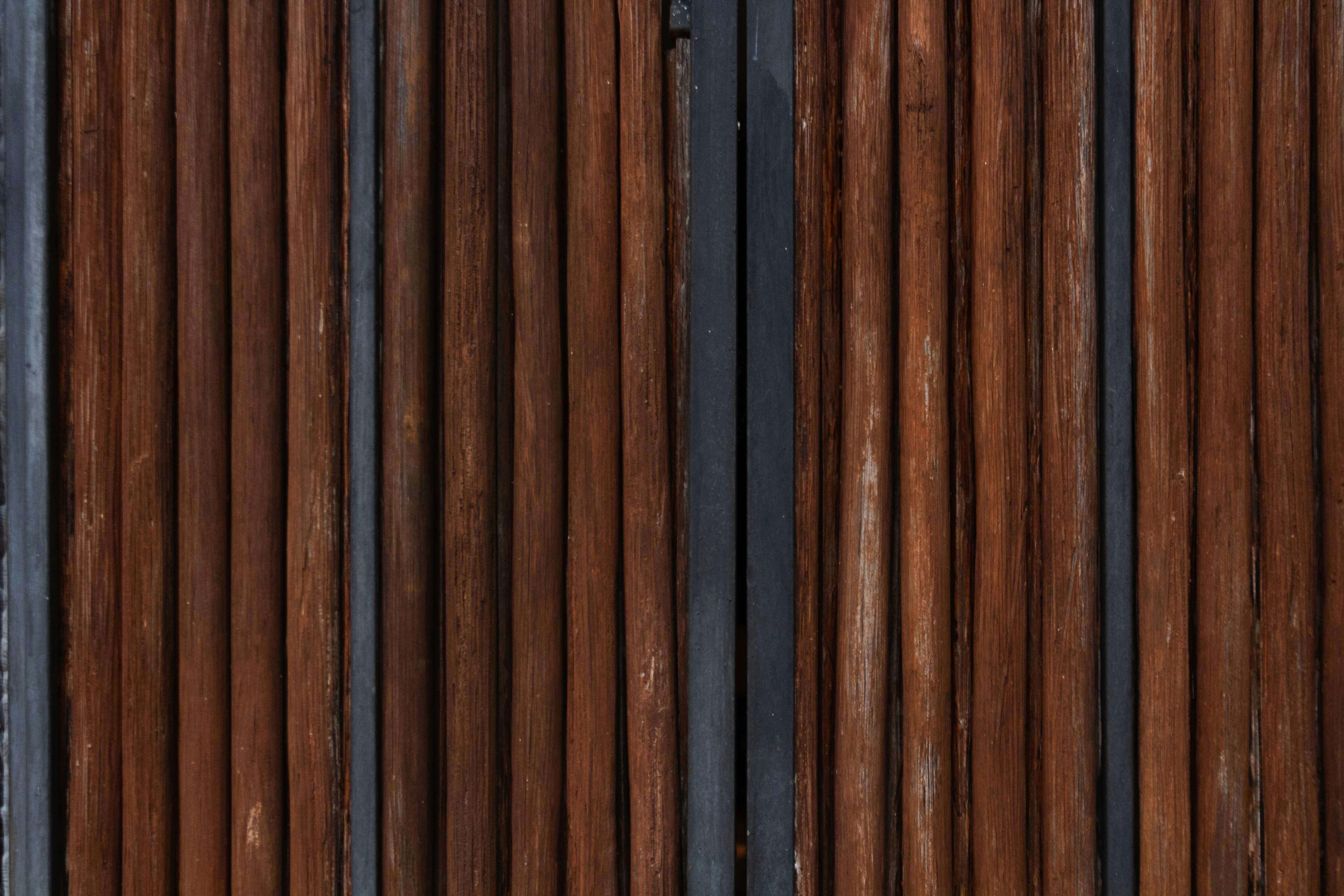 Zadarmo Detailný záber na rustikálnu drevenú stenu so zvislými čiarami, ktoré zachytávajú prírodné textúry. Fotka z fotobanky