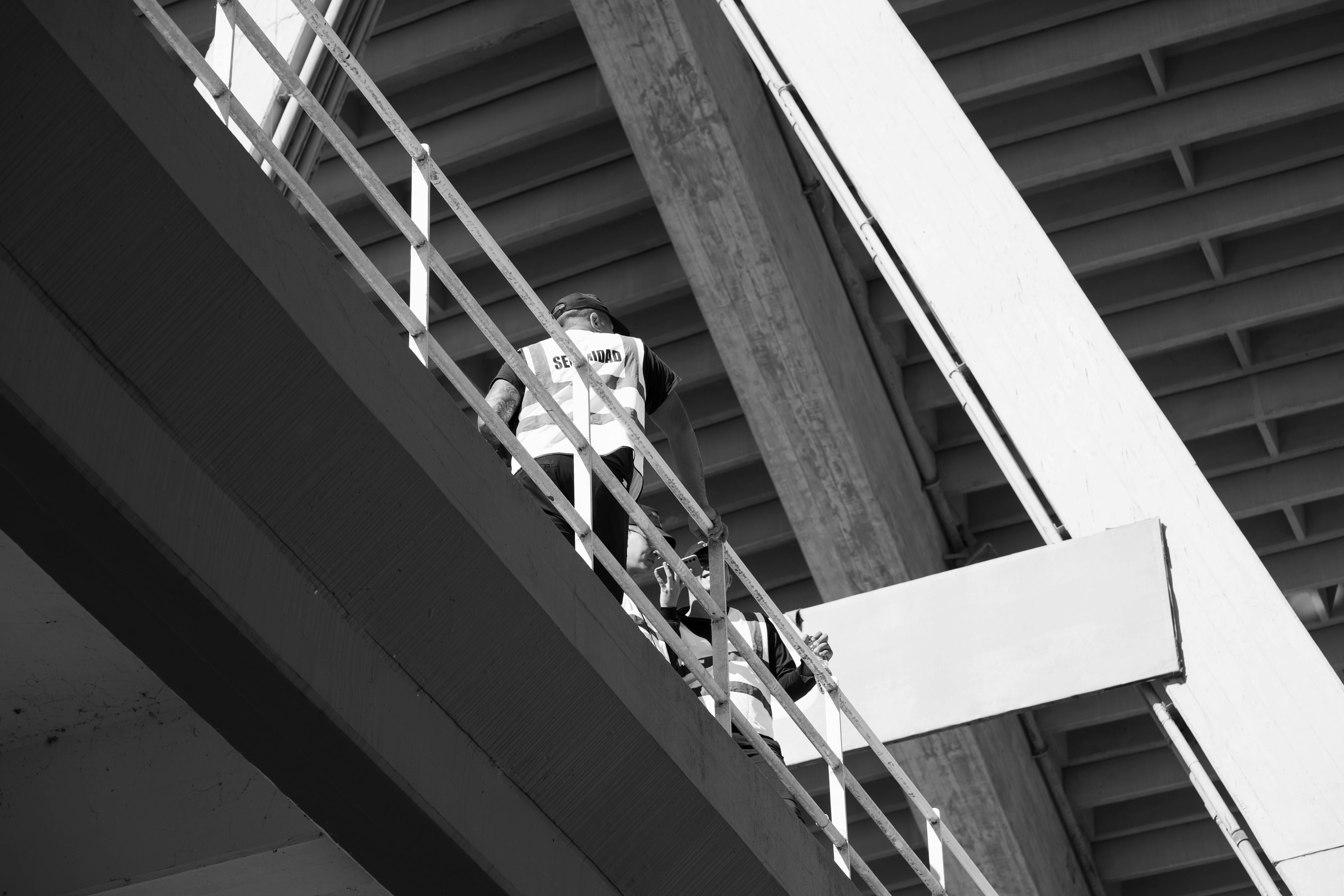 Gratis Immagine monocromatica di una guardia giurata in piedi in uno stadio di Córdoba, Argentina. Foto a disposizione