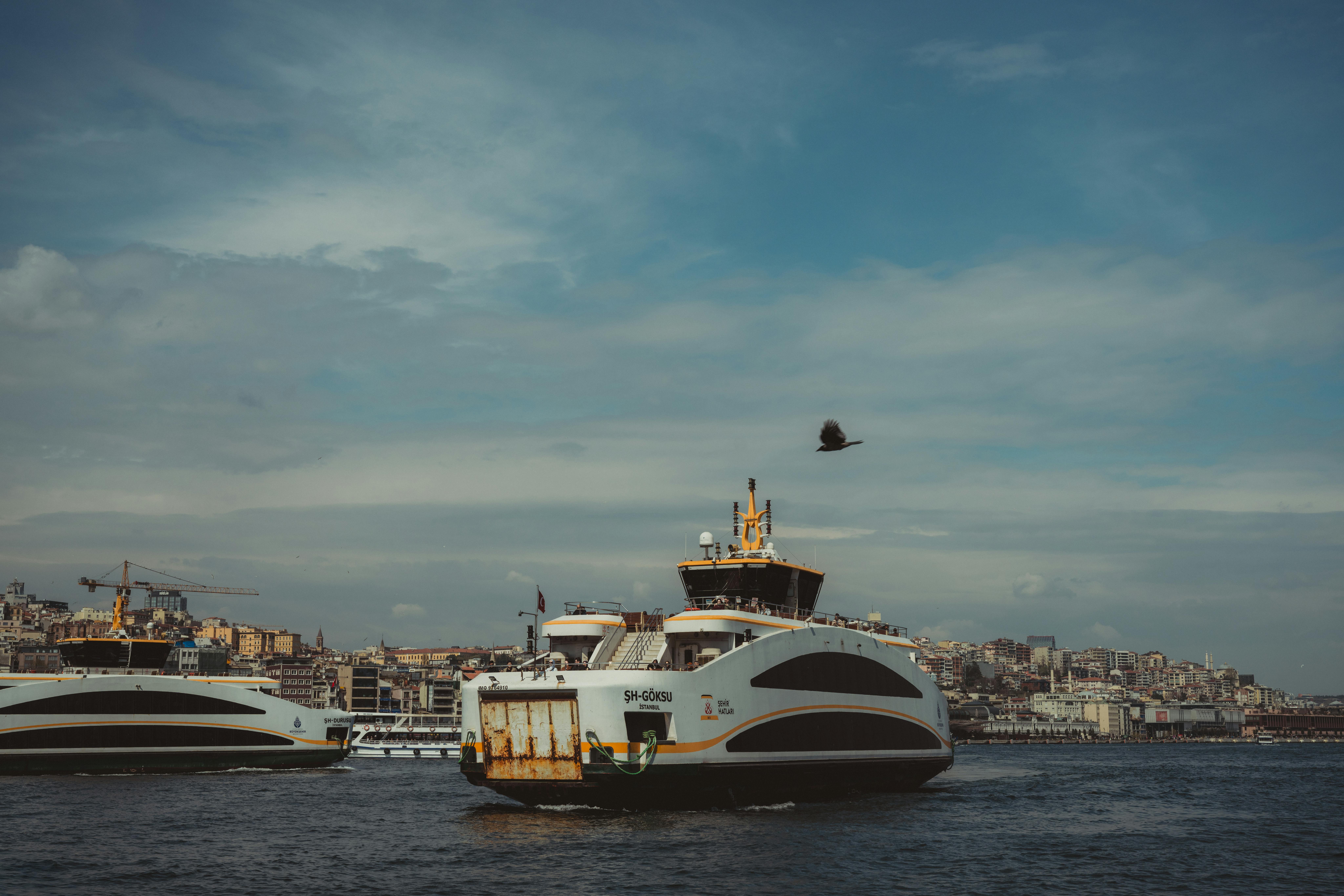 Gratuit Un ferry traverse le Bosphore à Istanbul sous un ciel lumineux. Photos