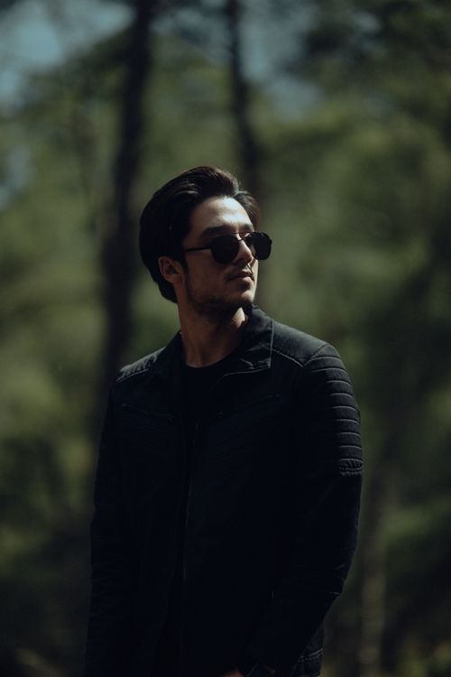Free Confident man wearing sunglasses and a jacket outdoors, exuding style and elegance. Stock Photo