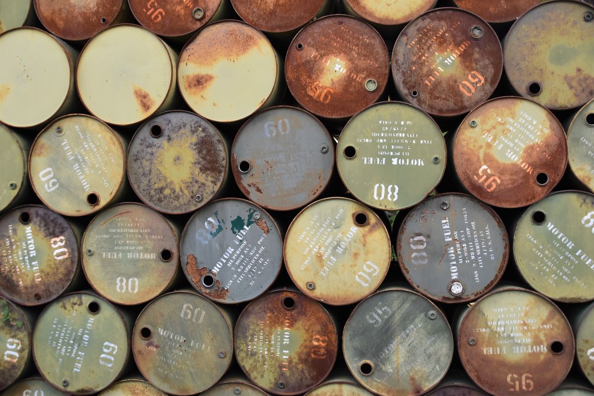 El depósito de una prensa hidráulica: por qué el aceite sale antes que la máquina