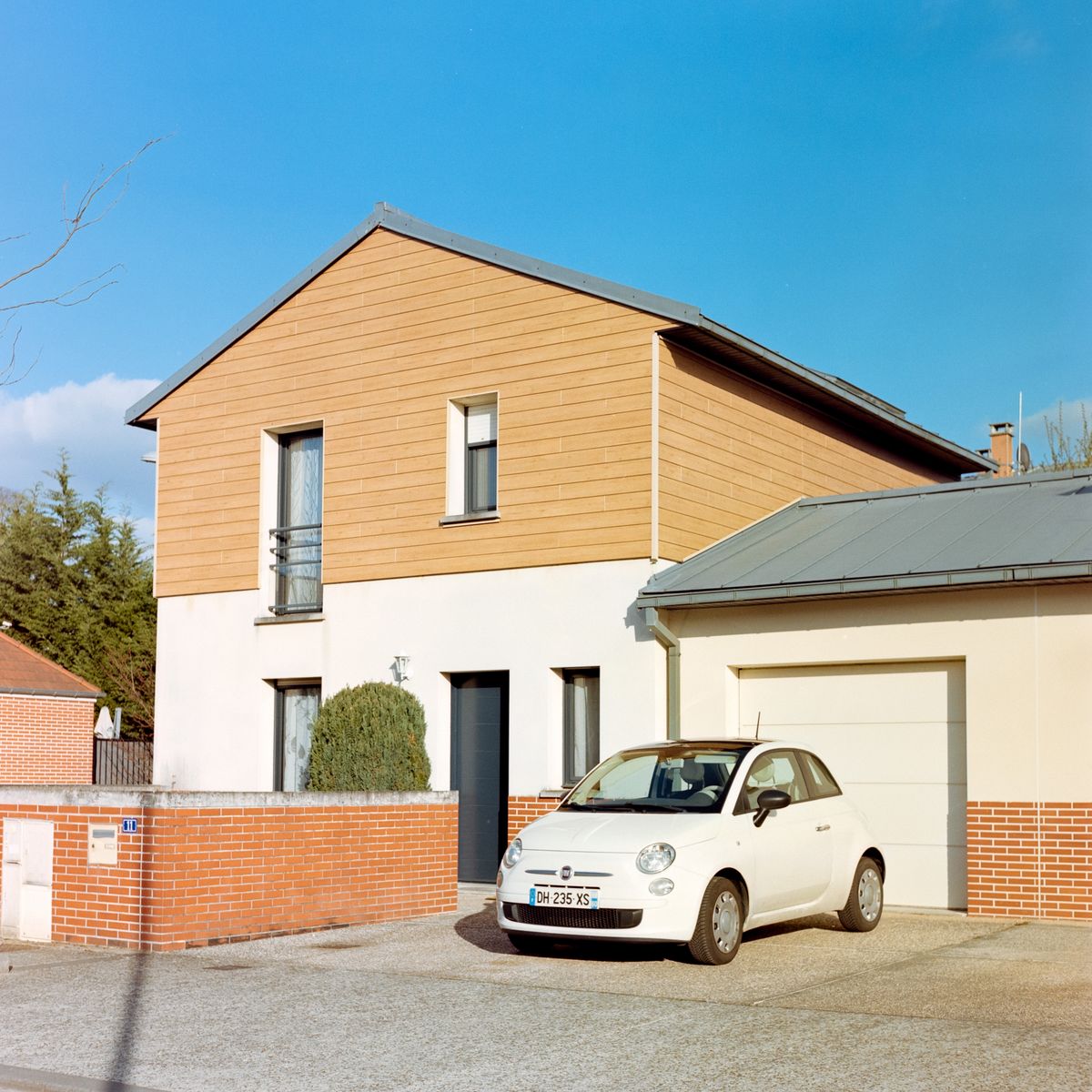 Casa e automóvel representando consórcio de veículos