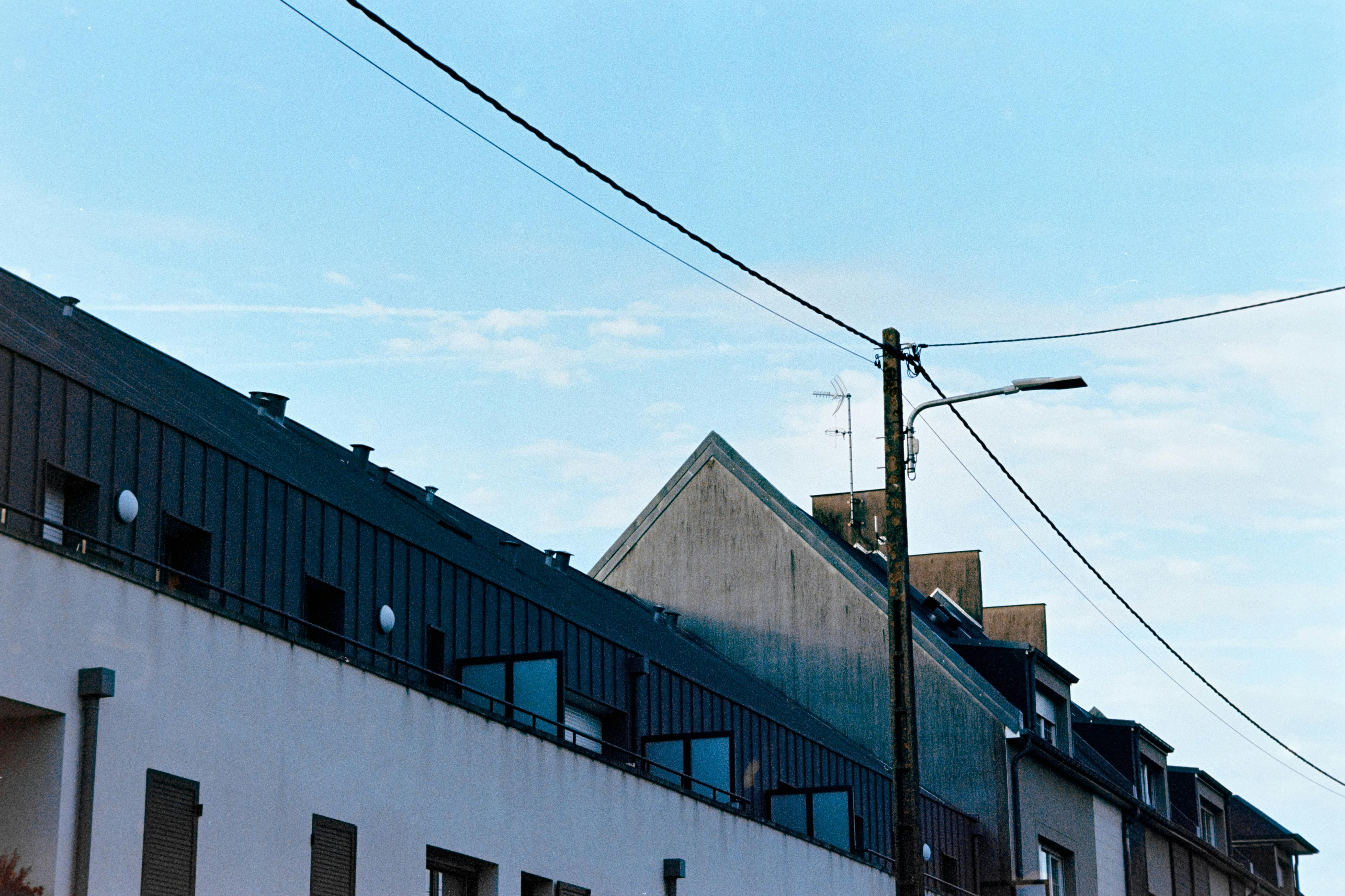 Gratis Moderne arkitektoniske hustage under en klar himmel i Compiègne, Frankrig. Lagerfoto