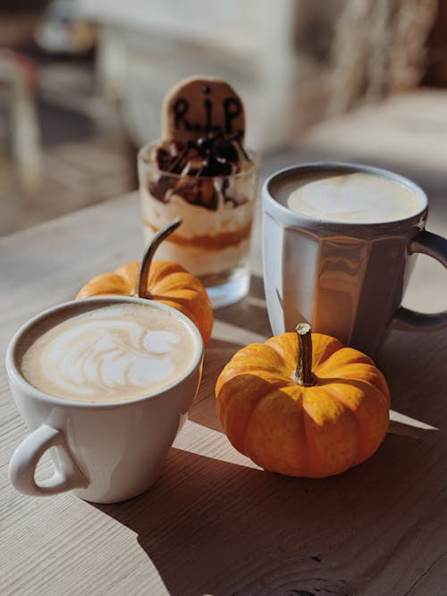 Gratis Dua Mug Cafe Latte Foto Stok