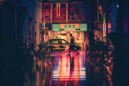 Seitenansicht Der Frau In Der Beleuchteten Stadt Bei Nacht