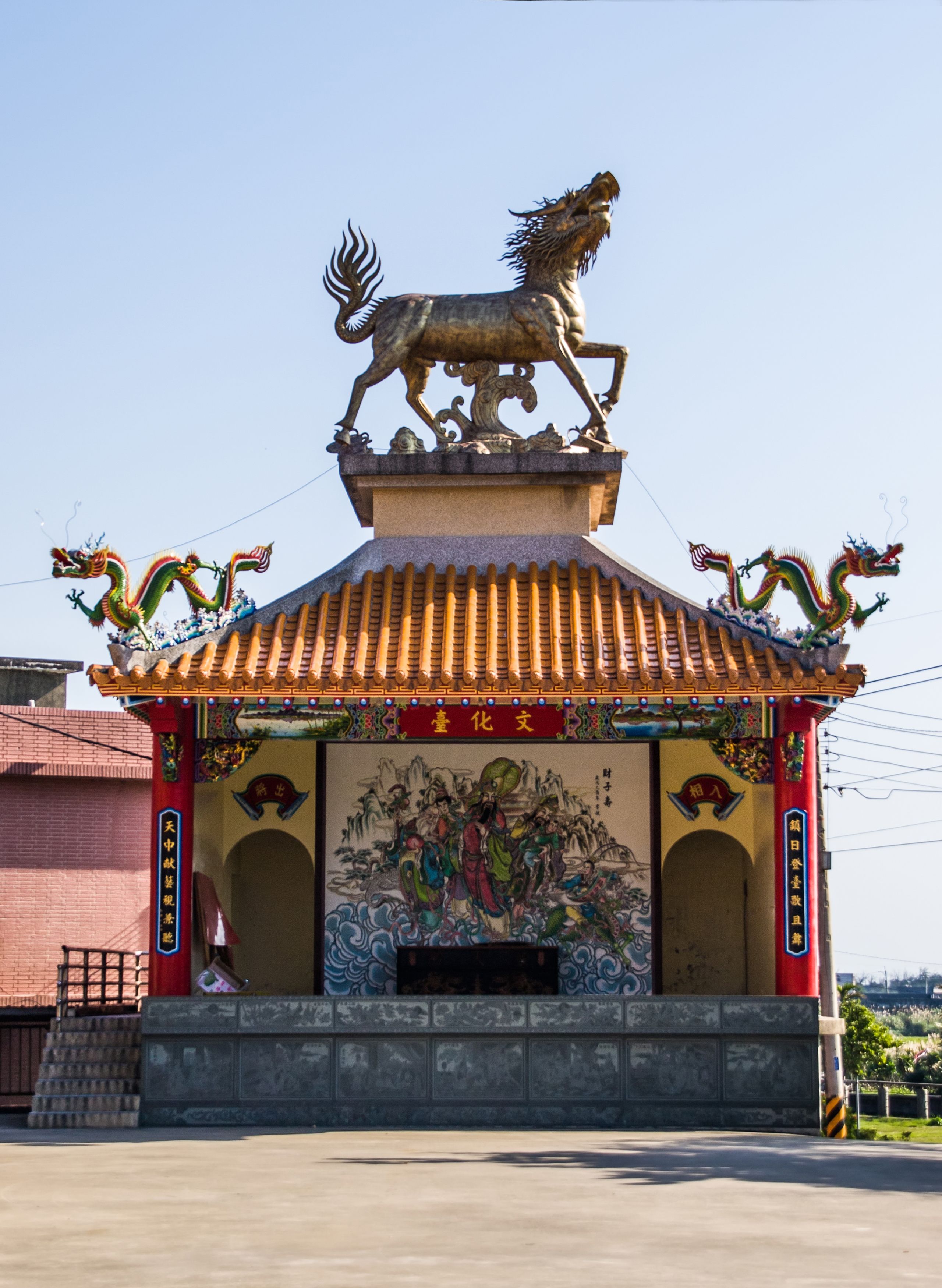 Traditional Chinese Temple with Rooftop Sculpture · Free Stock Photo
