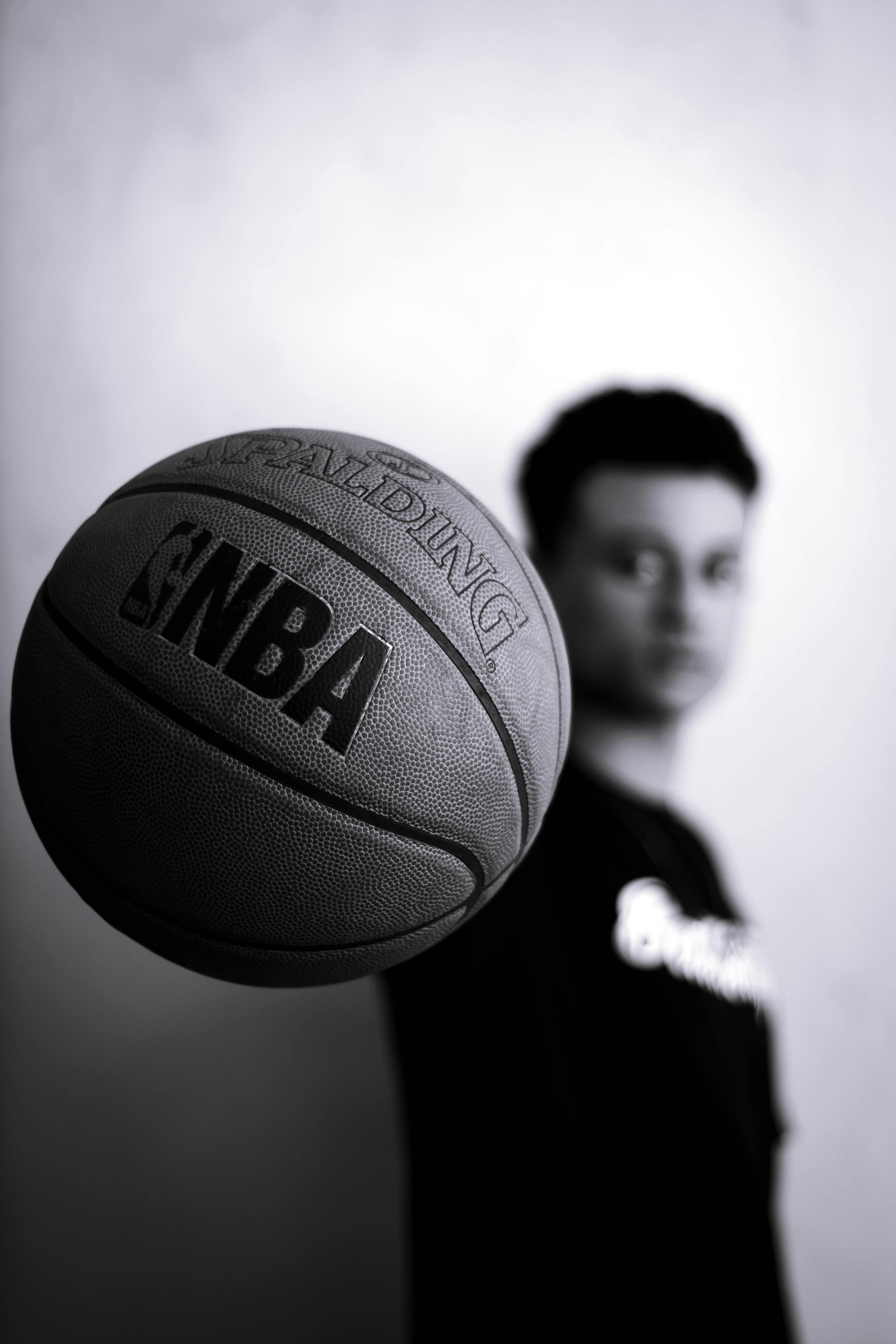 Black and white wallpaper  Estética oscura Fondos de deportes Fotos de  basketball