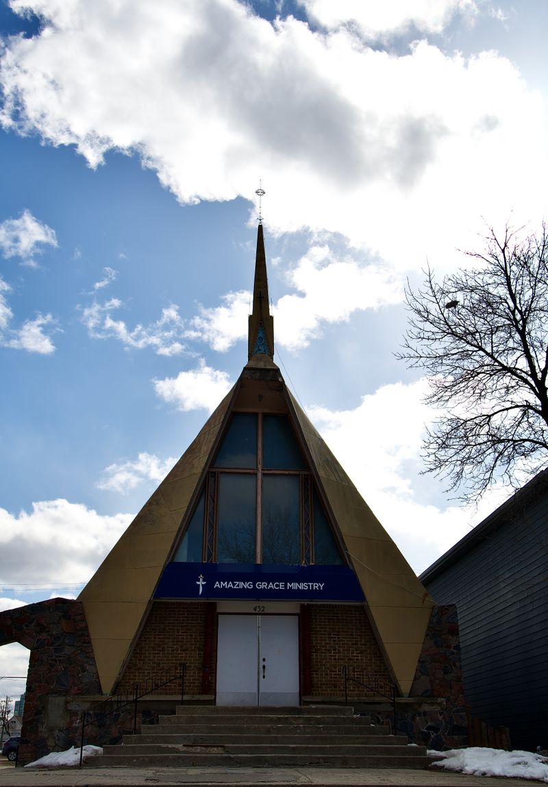 Capilla con arquitectura distintiva bajo un cielo despejado