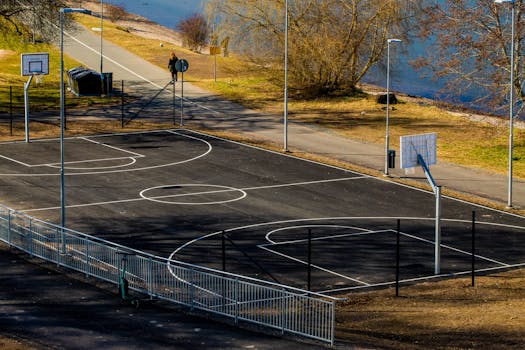 Sunny day at an outdoor basketball court by a lake in Jönköping, Sweden.