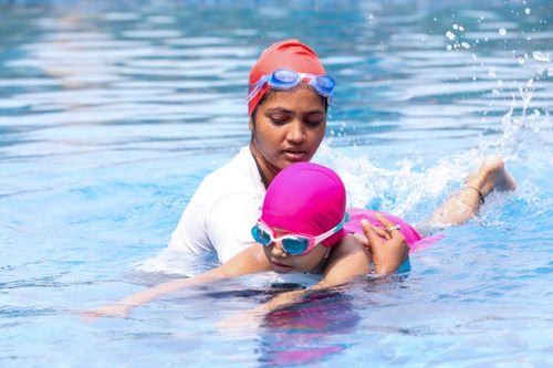 Instructora Mónica Salinas guiando a un alumno principiante