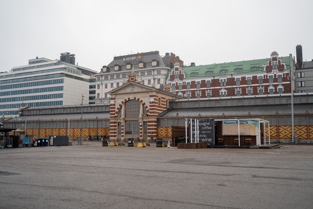 Exteriorul halei vechi de piață din Helsinki, clădire istorică din cărămidă