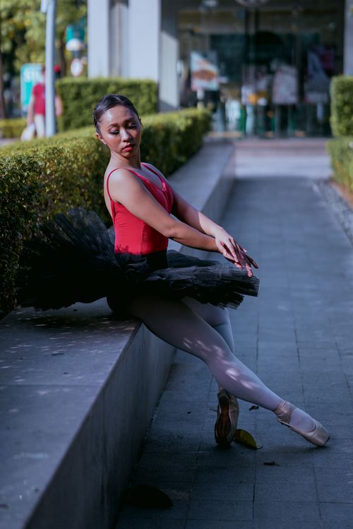 Free Ballerina posing gracefully in an urban outdoor environment, showcasing ballet art and elegance. Stock Photo