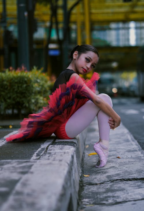 芭蕾舞女演員坐在人行道上