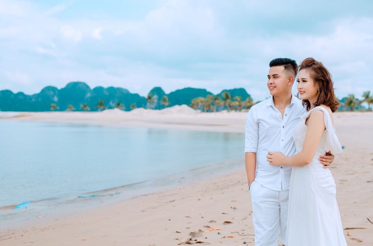 Online dating: starting a conversation on a niche platform