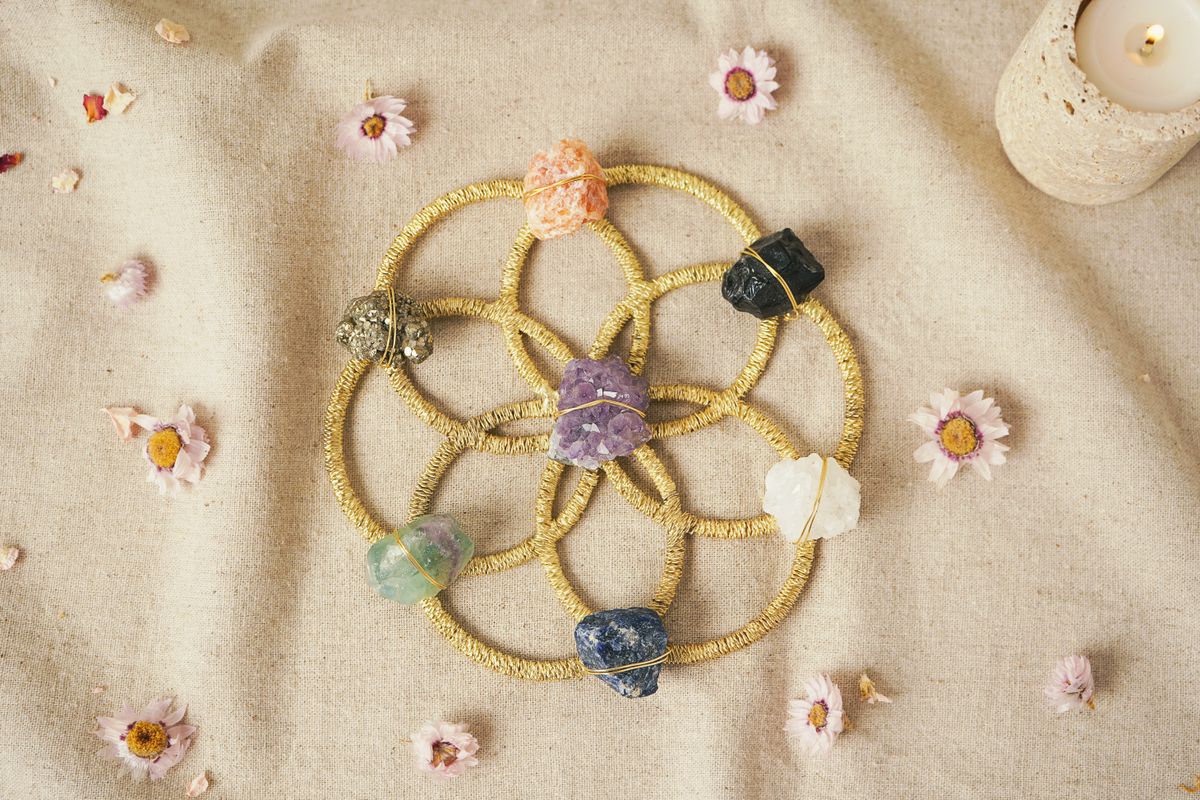 Mandala de cristais em composição espiritual e meditativa