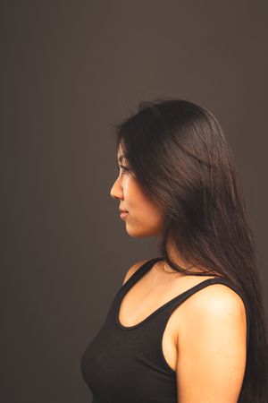 Side profile portrait against a neutral backdrop — Oliver Dohrn on Pexels