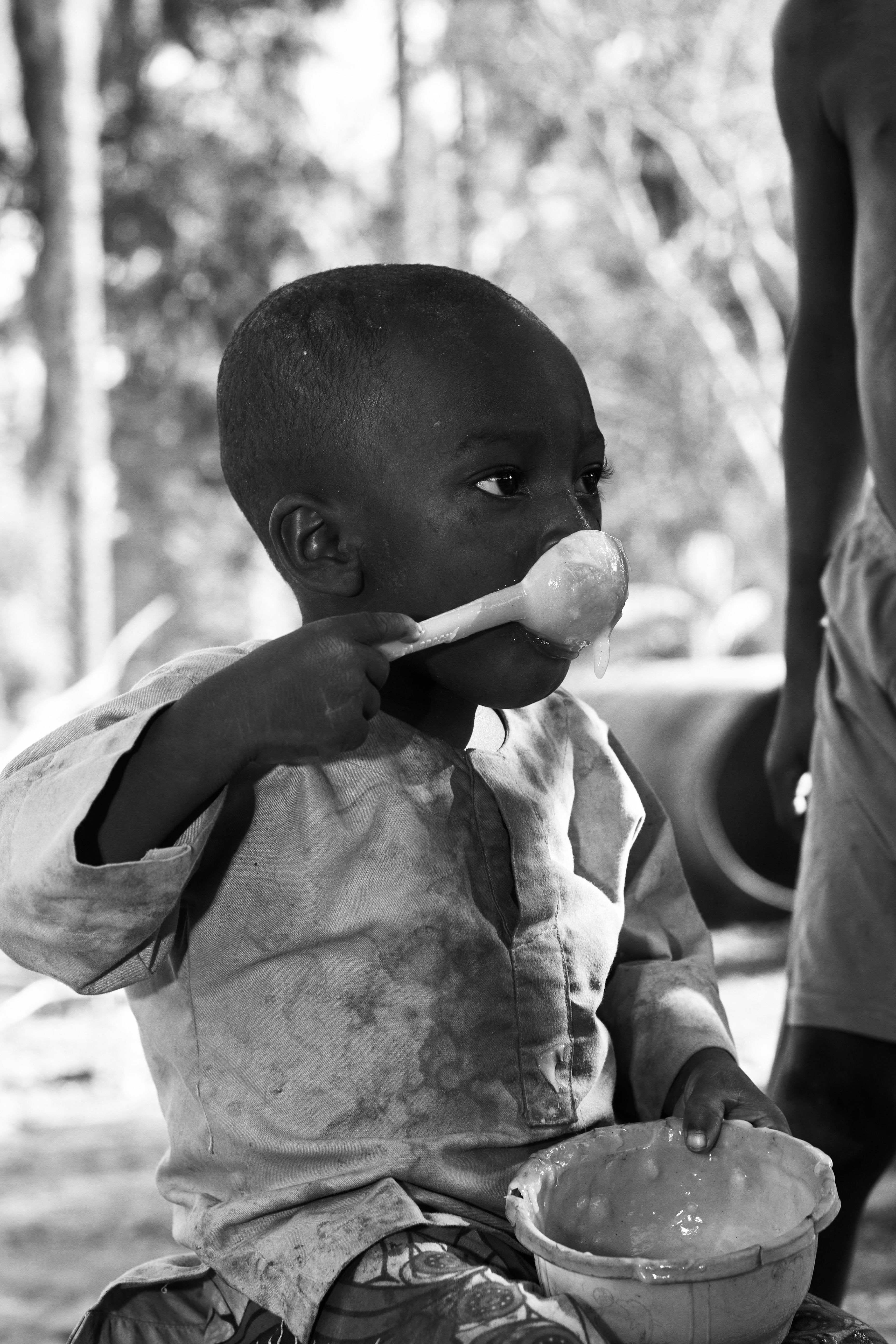 Retrato En Blanco Y Negro De Un Niño Comiendo Al Aire Libre · Foto de ...