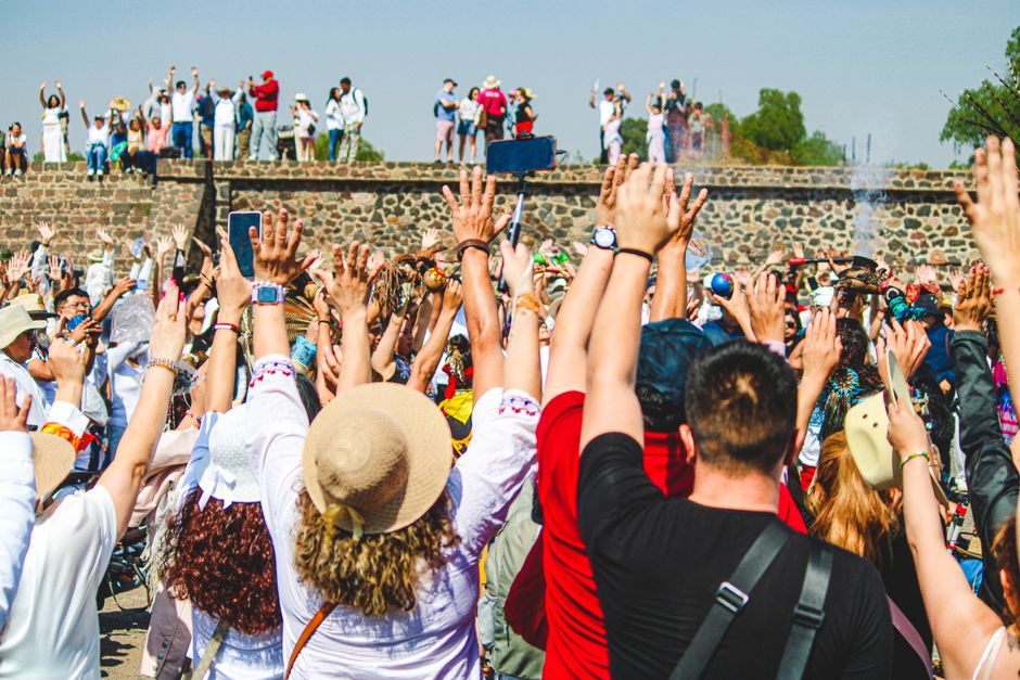 A vibrant cultural gathering at Teotihuacán, Mexico, showcasing local traditions and celebrations.