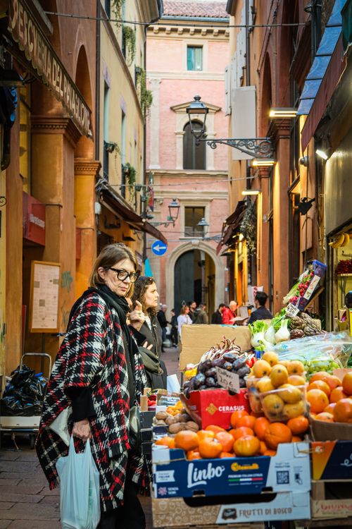 Free Charming Italian street market with fresh produce in a historic alleyway. Stock Photo