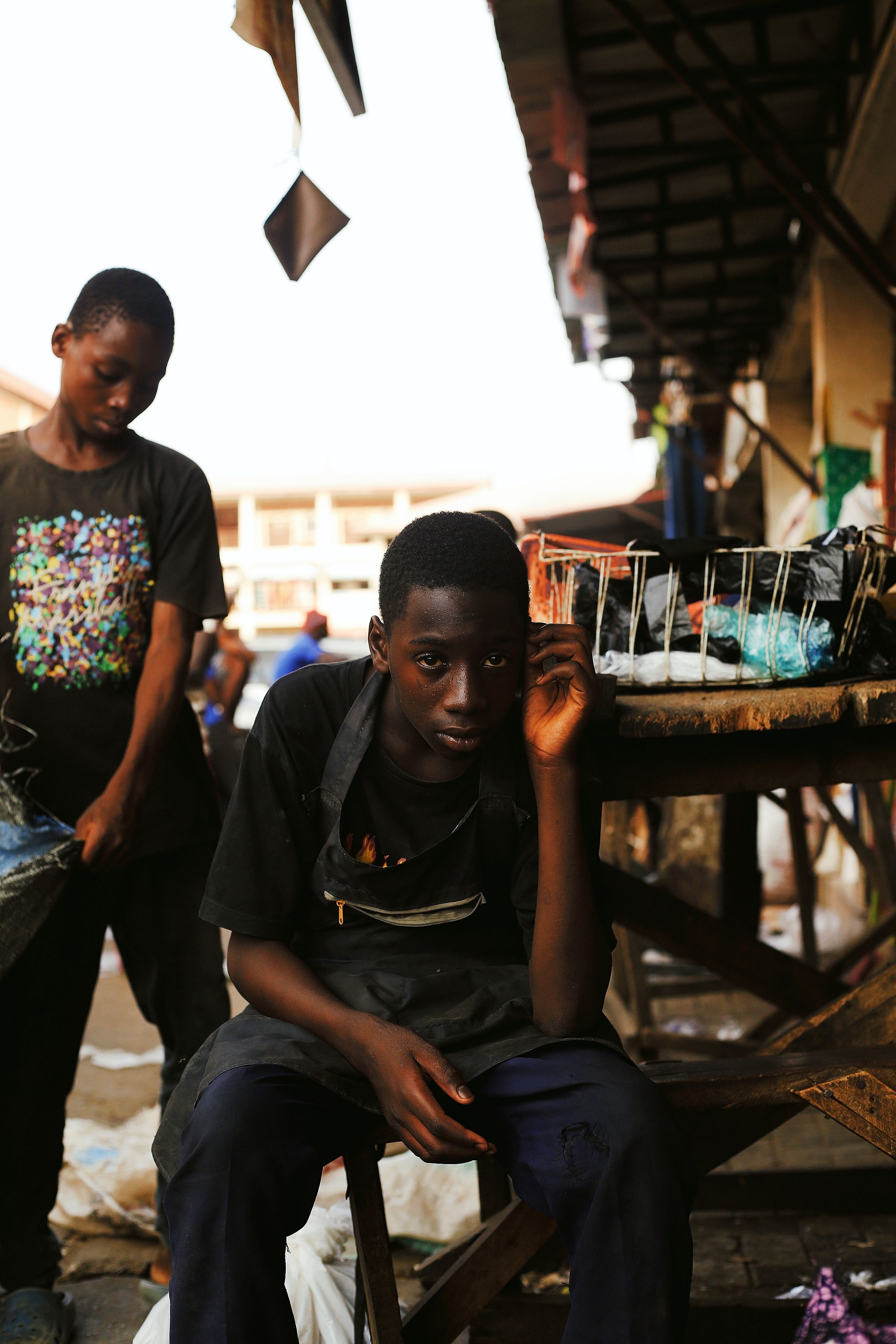 De jeunes vendeurs au travail sur un marché animé