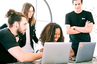 一群年轻的专业人士在明亮现代的工作空间里热情合作